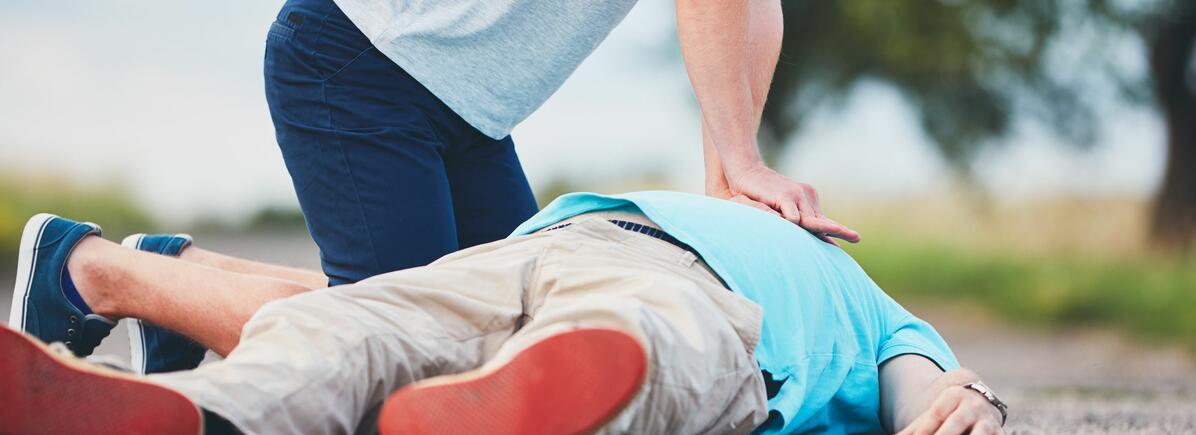 Újraélesztés (CPR) egyszerűen, 3 lépésben Újraélesztés (CPR) egyszerűen, 3 lépésben