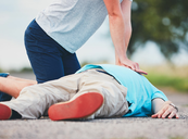 Újraélesztés (CPR) egyszerűen, 3 lépésben Újraélesztés (CPR) egyszerűen, 3 lépésben