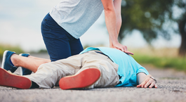 Újraélesztés (CPR) egyszerűen, 3 lépésben Újraélesztés (CPR) egyszerűen, 3 lépésben