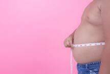 A pluszkilók nem csak a mérlegen látszanak: a tartásra is hatnak