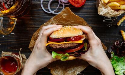 Halhatatlan hamburger A hamburger hátterében