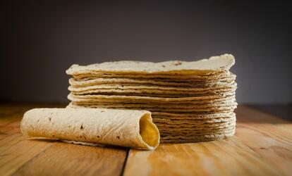 Így készül az egészséges tortilla! Mutatom a kedvenc töltelékem! Egészséges és laktató ebéd tipp: Így készül az isteni burrito!