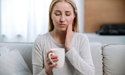 Fogászati problémák tünetei: rossz lehelet, fáradtság és pattanások