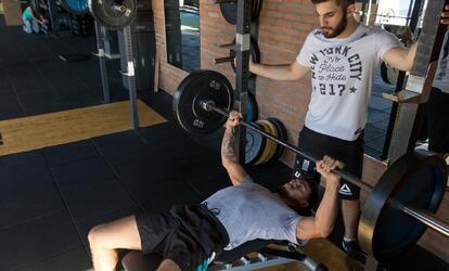 Otthon is sok mindent kell tenned ahhoz, hogy a személyi edző munkája hatásos legyen Nem elég az edzésen odafigyelned a személyi edződ szavaira, ha otthon nem teszel semmit, akkor az eredmény is el fog maradni!