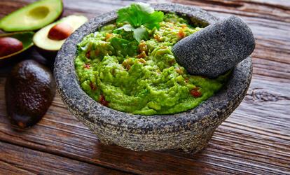 A közép-amerikai indiánok évezredek óta termesztik az avokádót, ami rengeteg telítetlen zsírsavat és számos vitamint tartalmaz. Rendkívül egészséges és tápláló a guacamole! Az egészséges avokádókrém, avagy a guacamole receptje