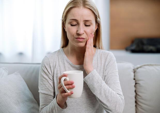 Fogászati problémák tünetei: rossz lehelet, fáradtság és pattanások
