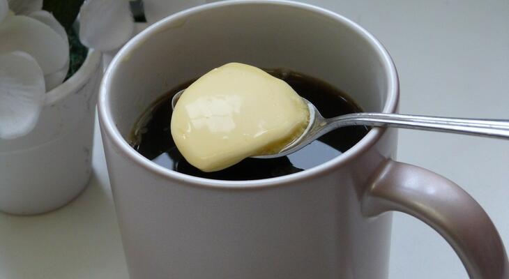 Tényleg hatékony a fogyásban a vajas kávé