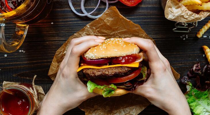 Halhatatlan hamburger A hamburger hátterében