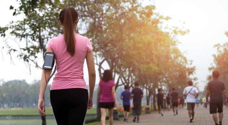 8 tipp, hogy több kalóriát égess el gyaloglás közben