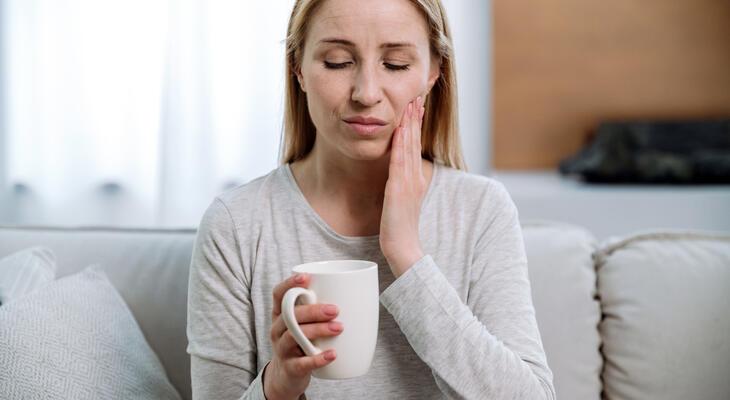 Fogászati problémák tünetei: rossz lehelet, fáradtság és pattanások