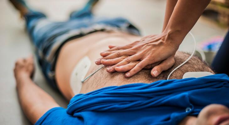 Újraélesztés (CPR) egyszerűen, 3 lépésben Újraélesztés (CPR) egyszerűen, 3 lépésben