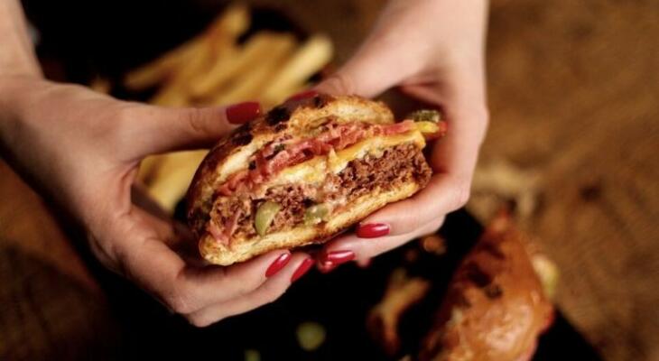 Halhatatlan hamburger A hamburger hátterében