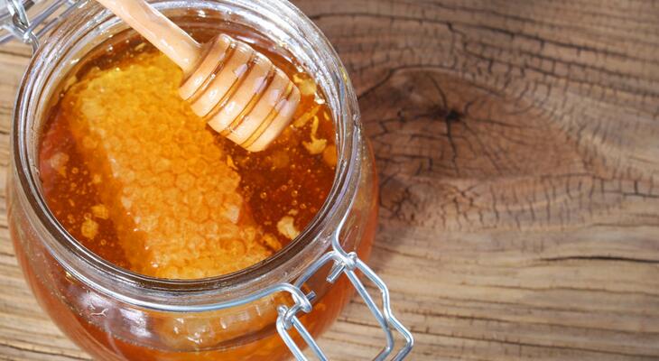 A méz nem csak finom, de nagyon jót tesz az egészségnek is