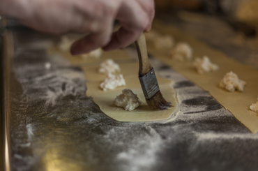 A ricotta az olasz konyha egyik kedvelt alapanyaga. A sajtok melléktermékeként létrejött, gazdag múlttal rendelkező ricottát sós és édes ételek készítésekor egyaránt felhasználhatjuk. A ricotta viszont nem nevezhető túrónak.