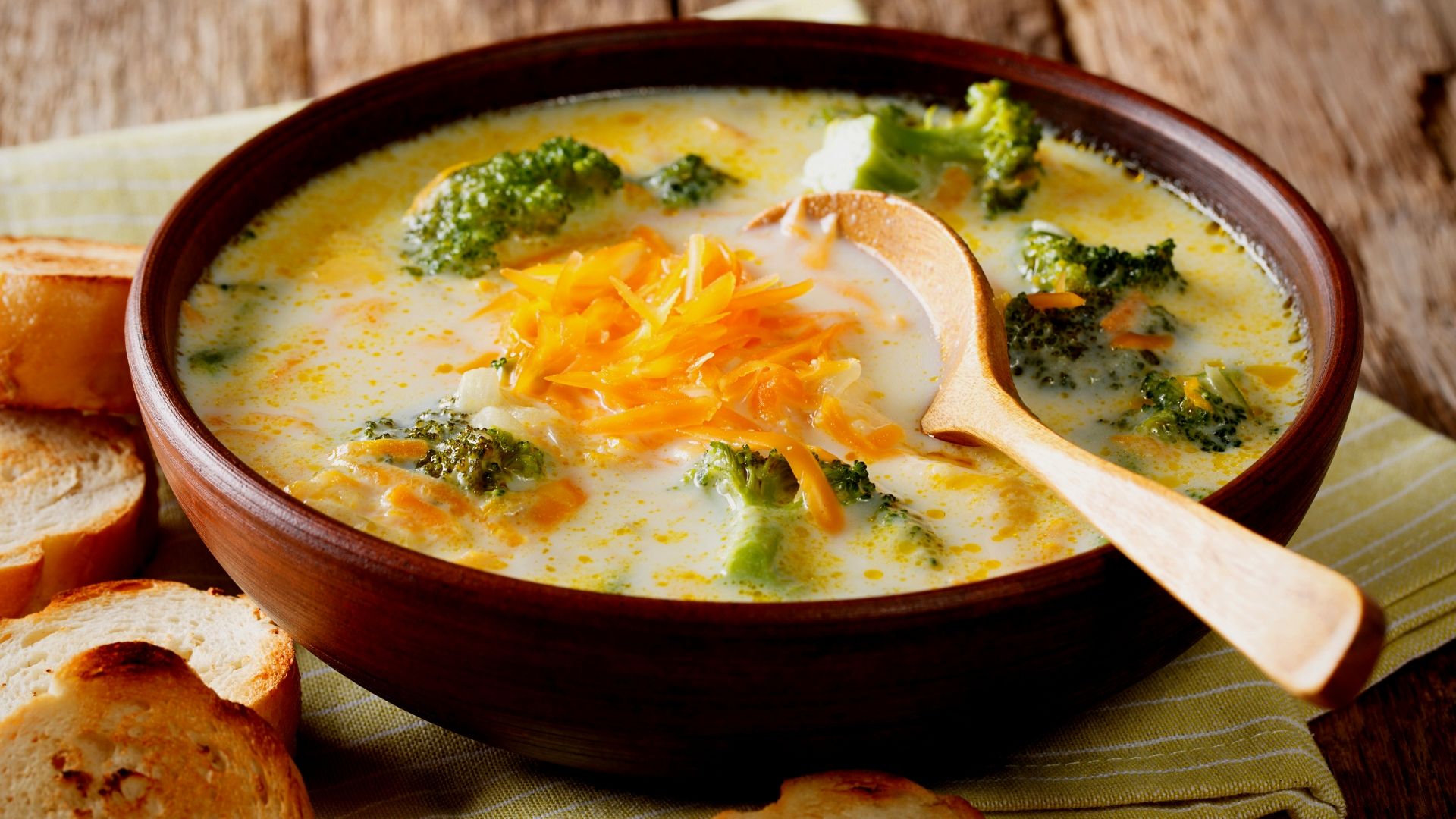 Egészséges sajtos brokkolikrémleves